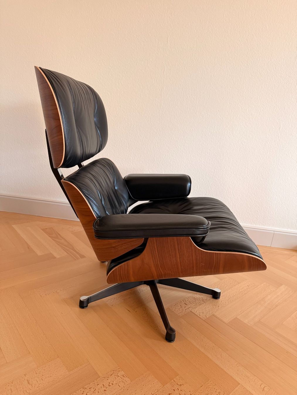 Eames Poltrone: Eames Lounge Chair Nussbaum – Usato da Zürich venduto da schmluka 2