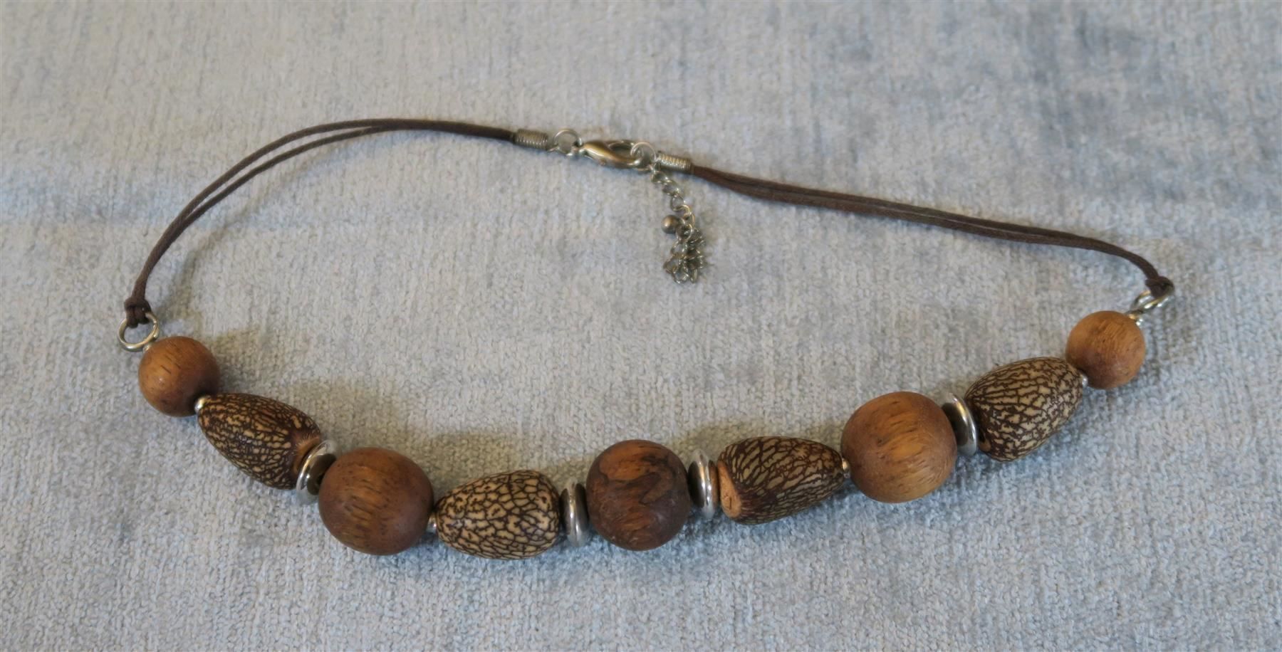 Ketten: Kette mit Holz/Samenperlen – Gebraucht aus Brittnau von marlenestone 2