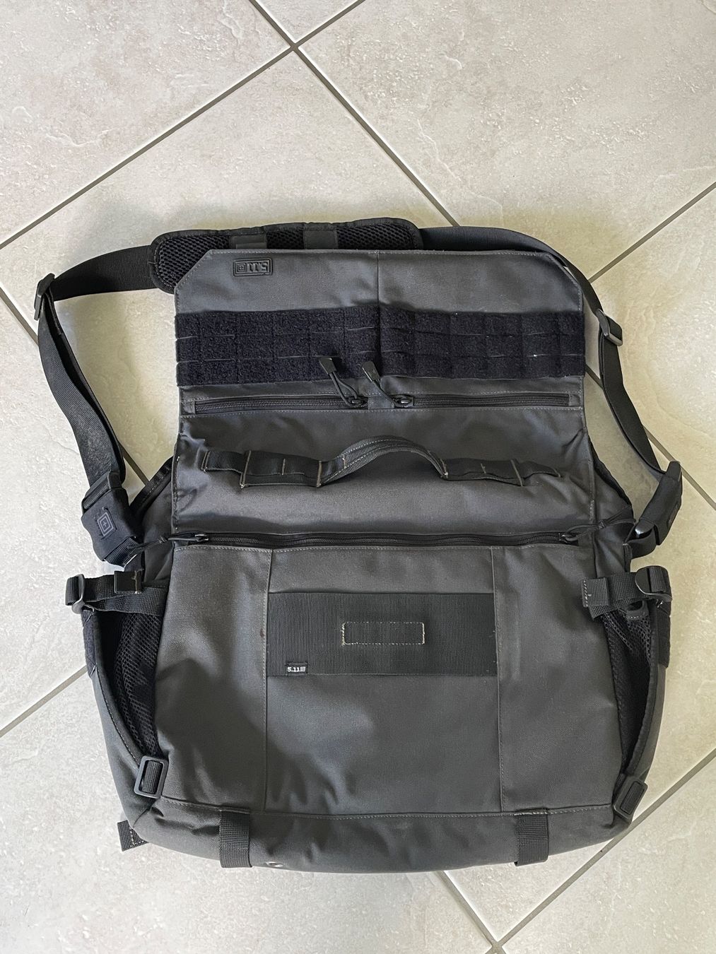 Valigie & Borse: 5.11 Tactical Messenger Bag, Top Zustand, Grau – Usato da Unterseen venduto da Invest9 2