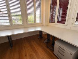 Eckschreibtisch mit grosser Arbeitsfläche und viel platzt