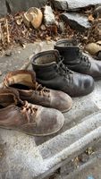 Deko: Antike Holzschuhe / Leder