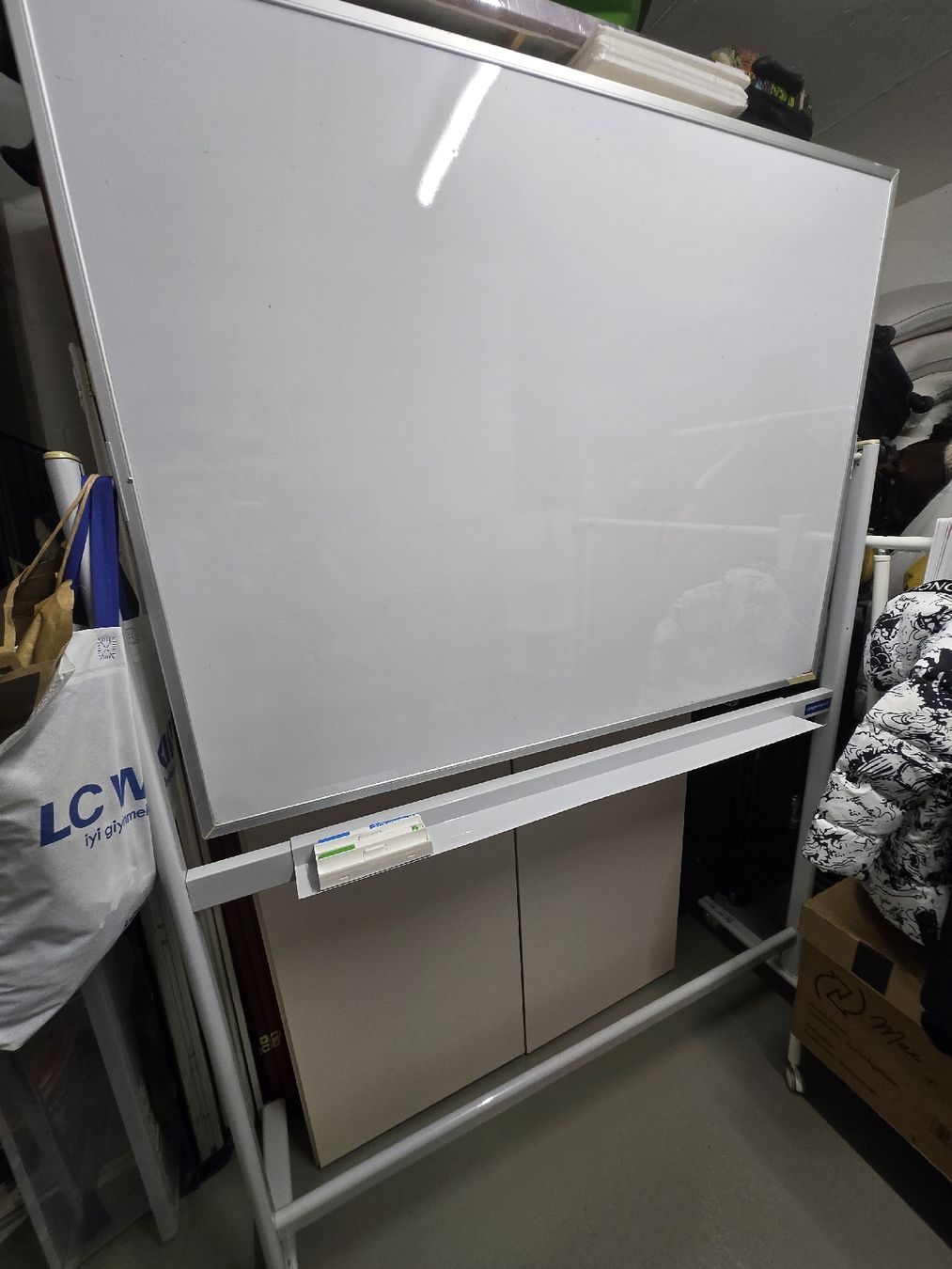 Lavagne: Whiteboard on stand, metal frame, good condition – Usato da Aesch BL venduto da mun_jm7v