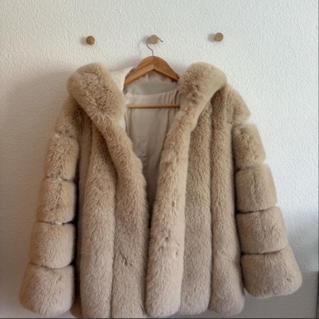 Beige Kunstfelljacke mit Kapuze – Faux Fur – Grösse M