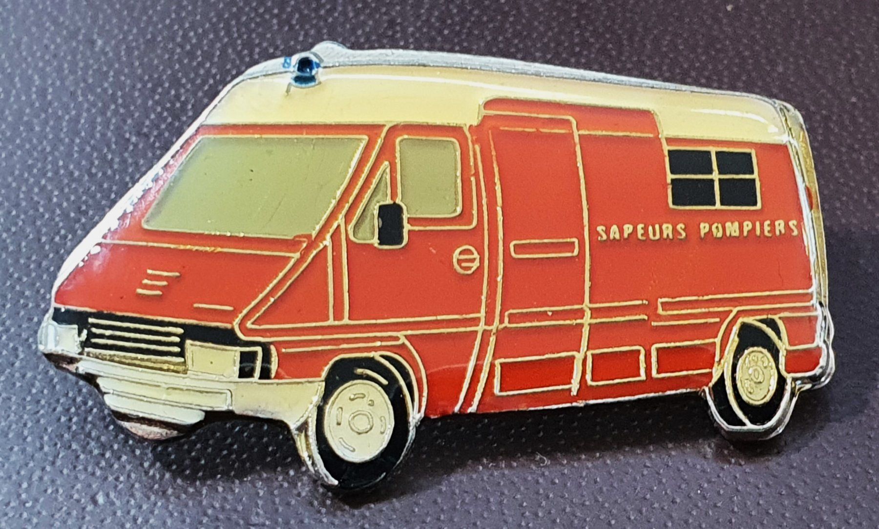 Plaketten & Abzeichen: S142 - Pin Feuerwehr Auto Sapeurs Pompiers – Gebraucht aus Reinach BL von Boston-Verkauf