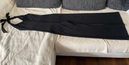 Hosenkleid (Jumpsuit schwarz Armlos Grösse 34)