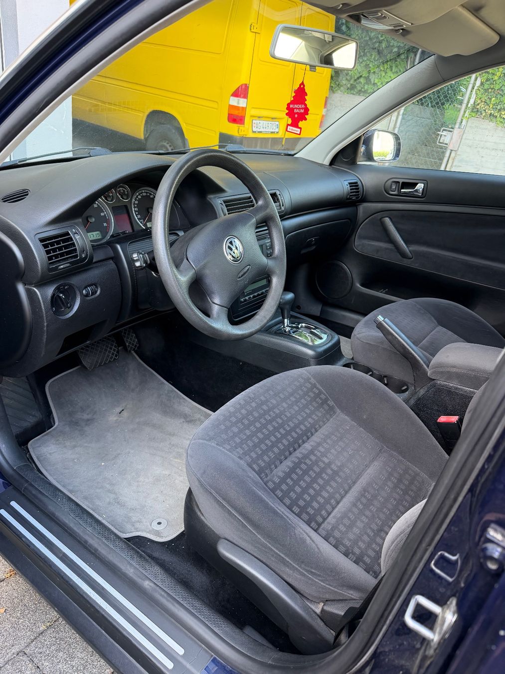 VW Automobili: VW Passat V5 Limousine dunkelblau – Usato da möhlin venduto da platzsimo 5