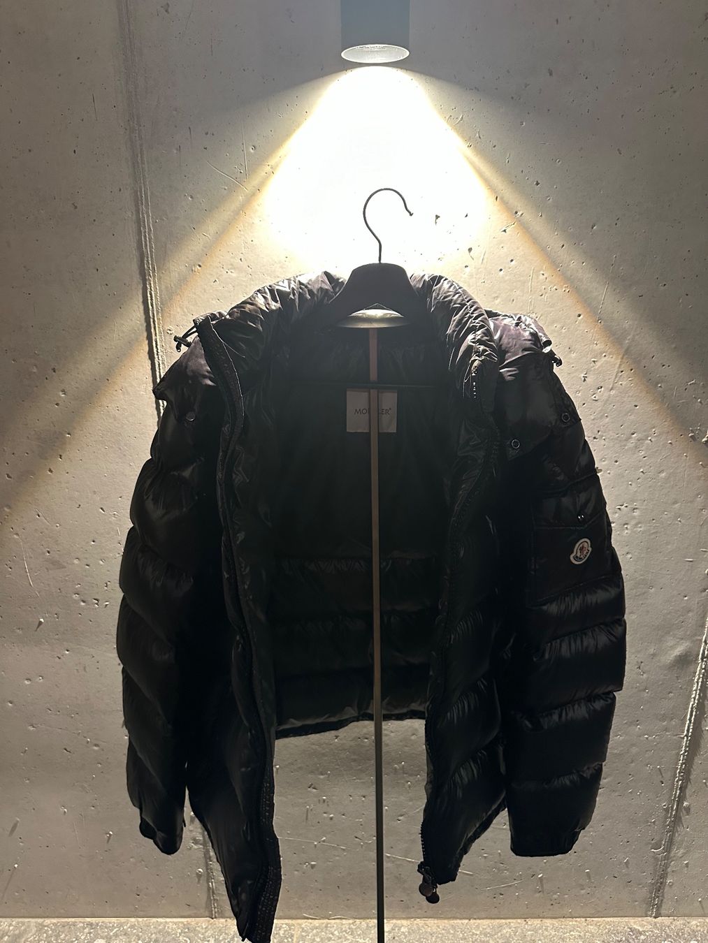 Moncler Giacche: DOUDOUNE COURTE À CAPUCHE MONCLER MAYA – Usato da MUTTENZ venduto da TAWNY1RICARDO 1
