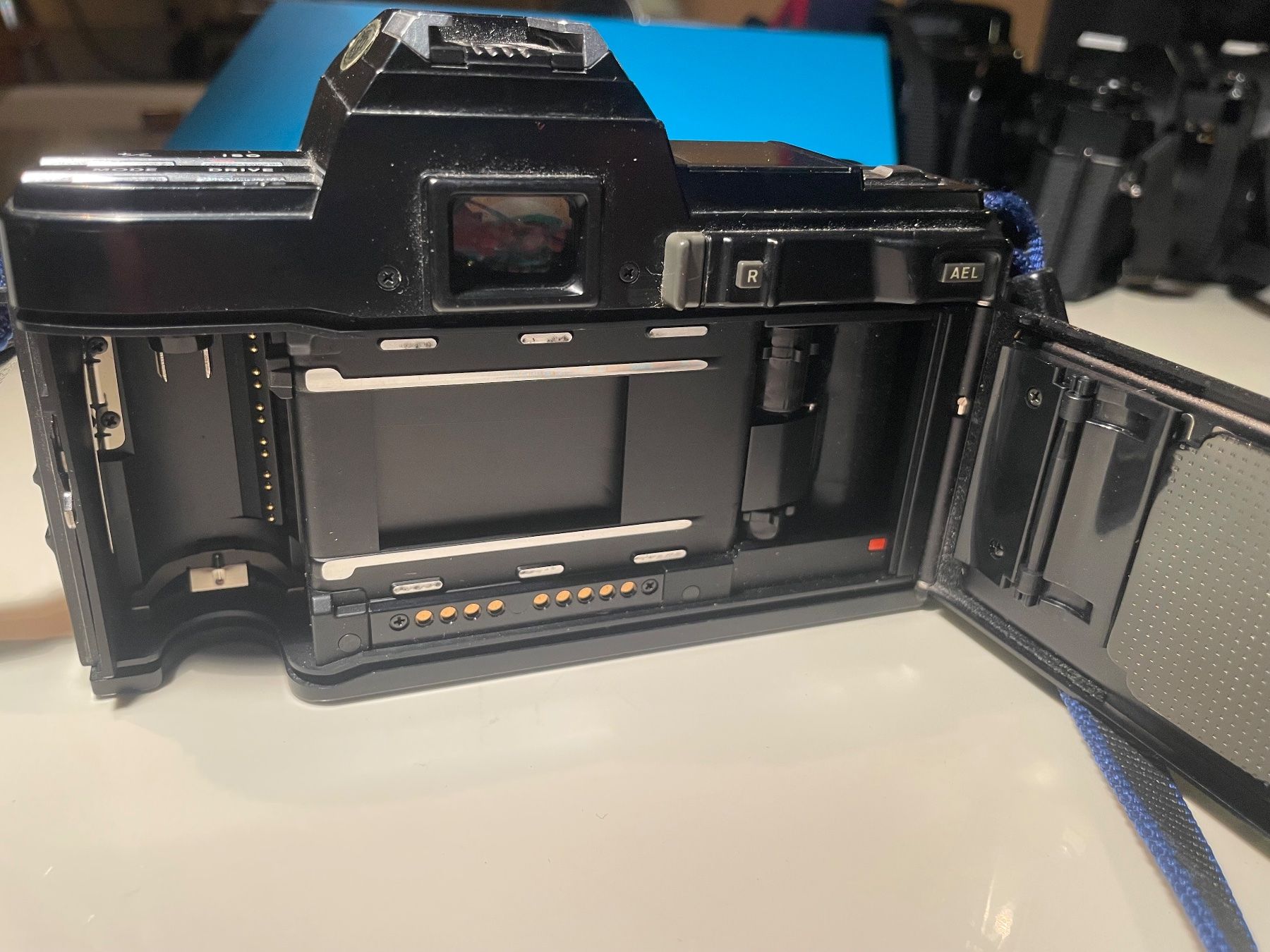 Minolta Fotocamera: Minolta 7000 AF Analog Kamera mit Objektiv – Usato da Embrach venduto da xenovolcano 5