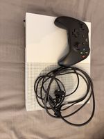 Xbox One S Konsole mit Controller und Kabeln guter Zustand