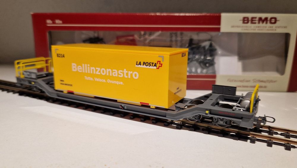 RhB Tragwagen Sbk-v 7705 mit Post "Bellinzonastro", Bemo HOm 3