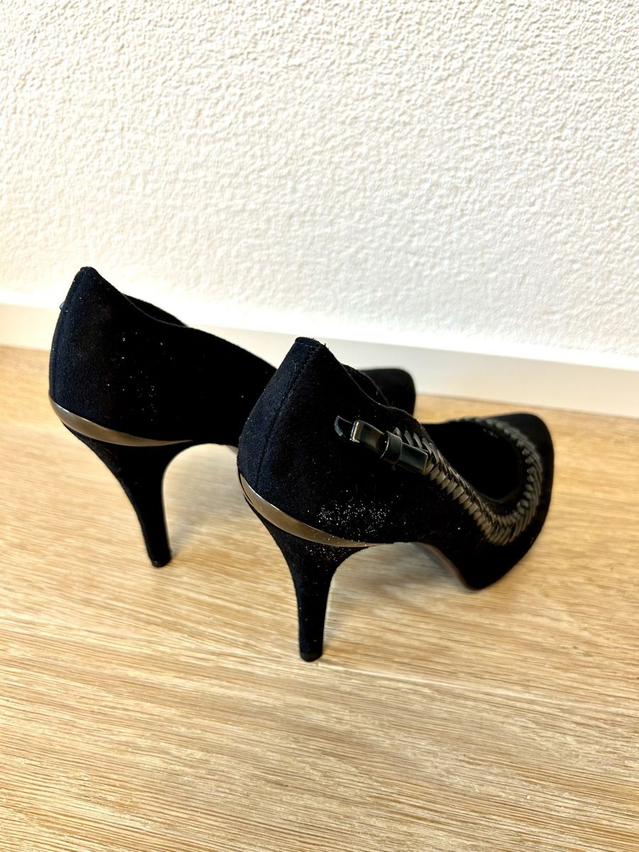 Scarpe da donna: Schwarze Pumps mit seitlicher Masche – Usato da Rorschach venduto da fla_62jm 1