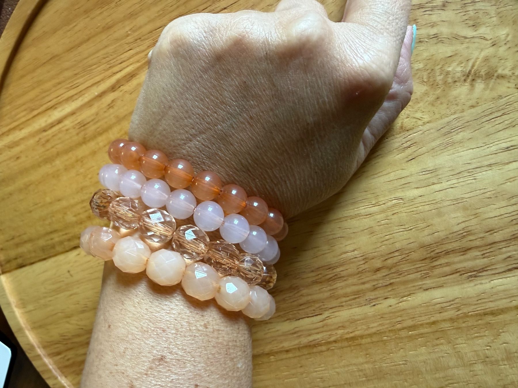 Bracciali & Braccialetti: 4 elastische Perlenarmbänder in Rosé & Apricot, Modeschmuck – Usato da Neerach venduto da Meli_sara 2