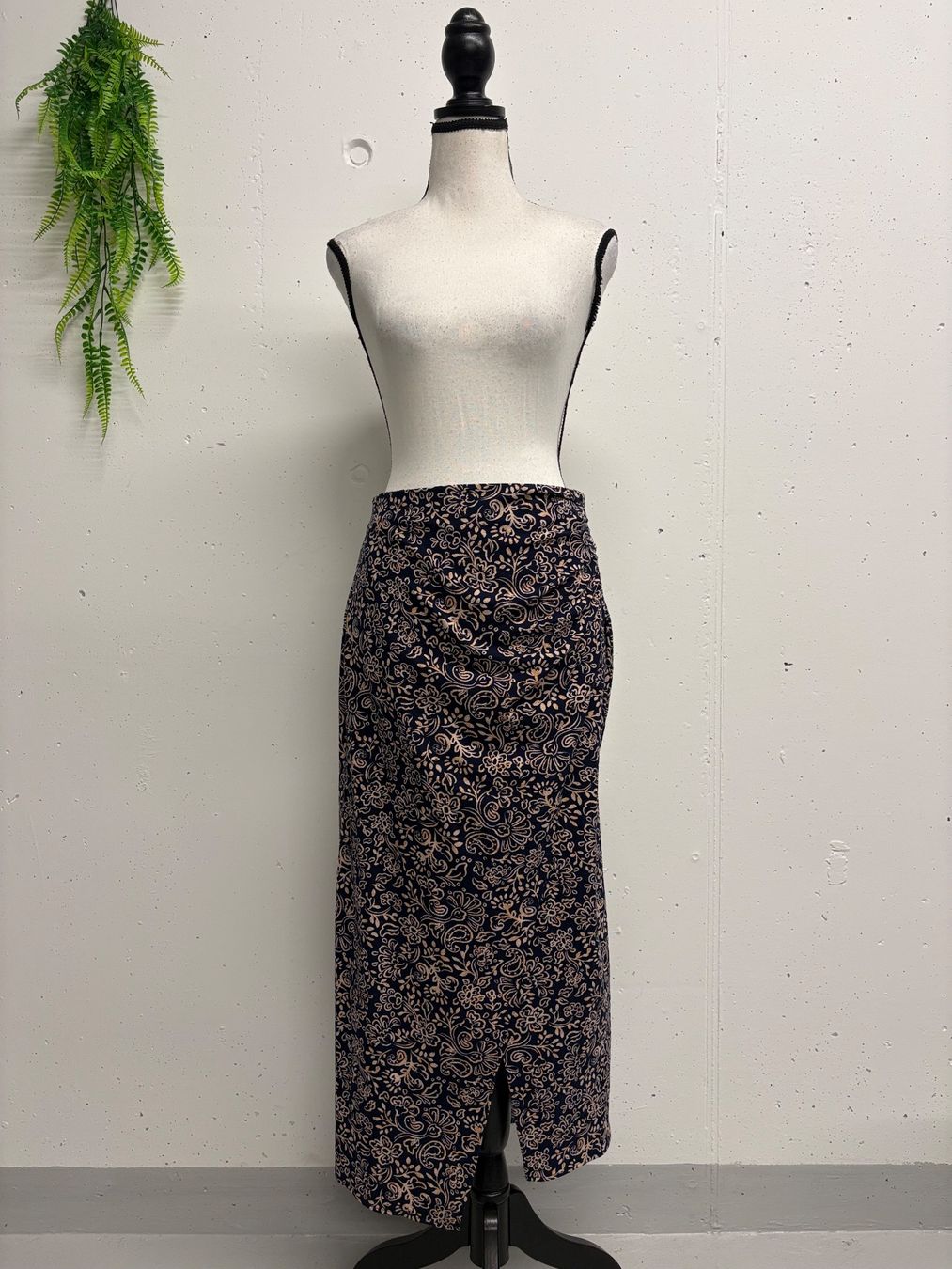 Zara Gonne: Zara Midirock mit Schlitz S gemustert blau creme – Nuovo (secondo la descrizione) da Regensdorf venduto da secondchancefashion