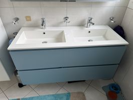 Doppellavabo aus Corian mit Armaturen und Unterschrank