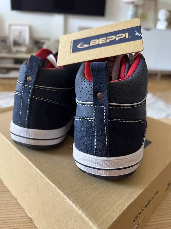 Scarpe da uomo: Paire de baskets cuir bleu marine taille 35 – Usato da Versoix venduto da L_armoire_d_isa 4