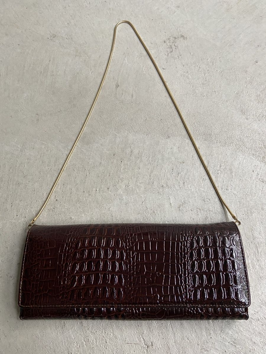 Taschen für Damen: Lederclutch mit goldener Kette – Gebraucht aus Zürich von Eves.vintage.element