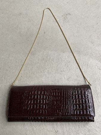 Lederclutch mit goldener Kette