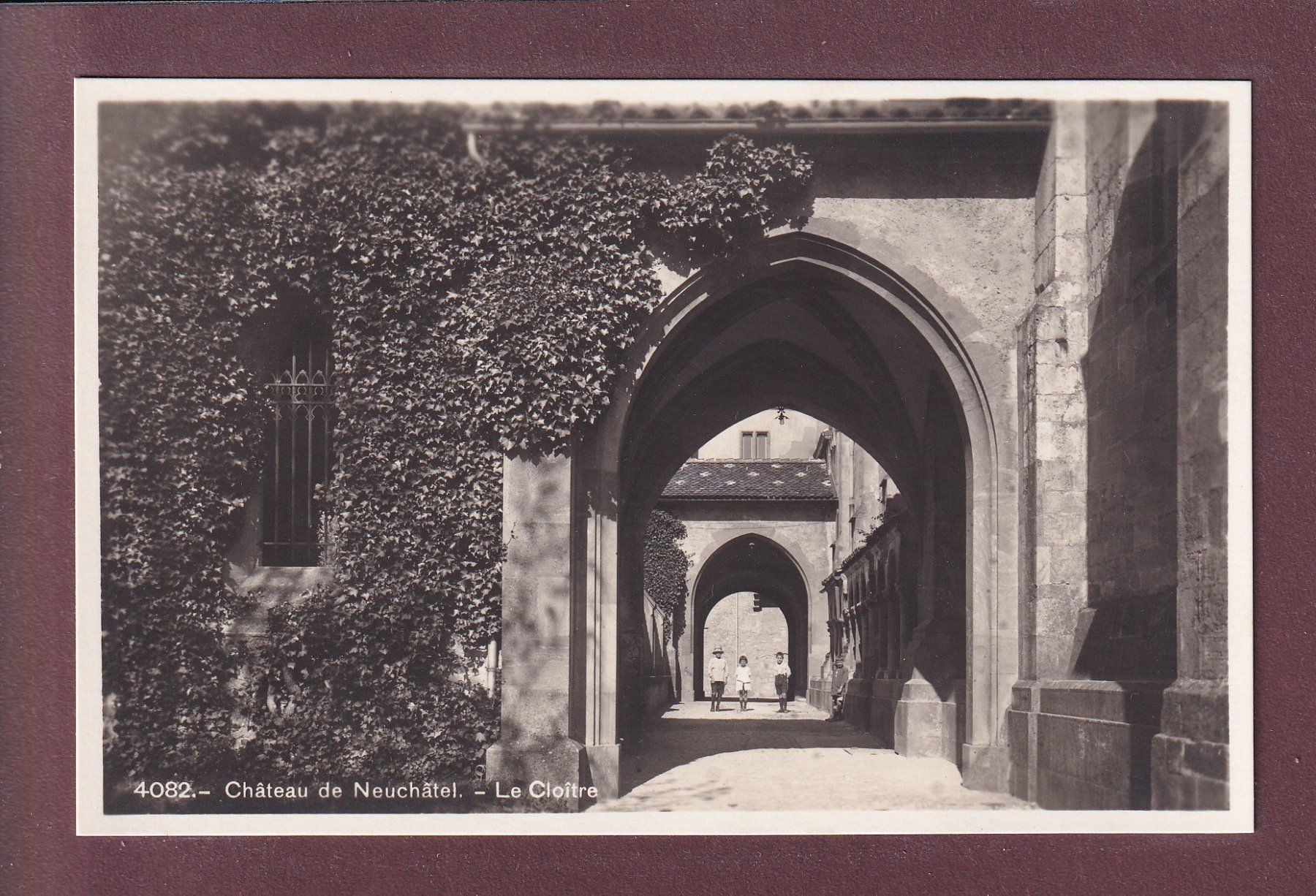 Ansichtskarten: Château de NEUCHÂTEL - Le Cloître - Enfants – Gebraucht aus Pully von nicecards