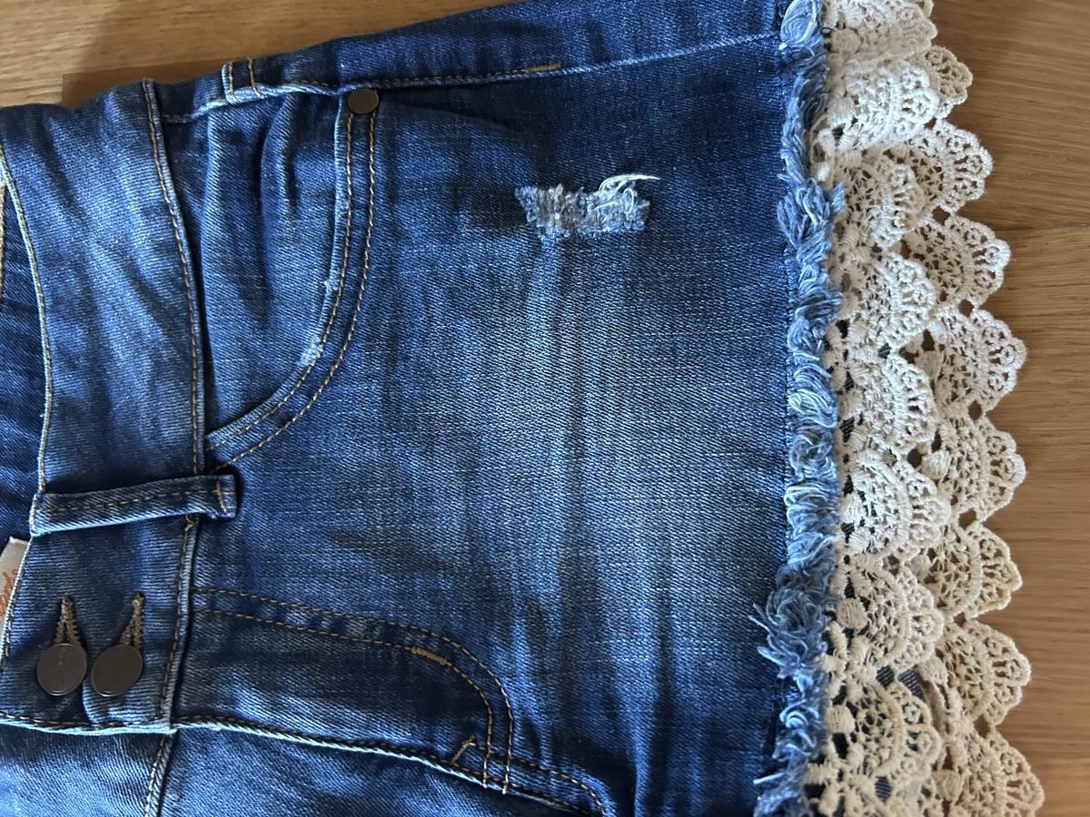 C&A Hosen: Short jeans avec broderie 34 – Gebraucht aus Daillens von guisepa 1