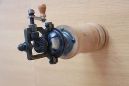 Pfeffermühle Holz Metall Handkurbel antik gebraucht