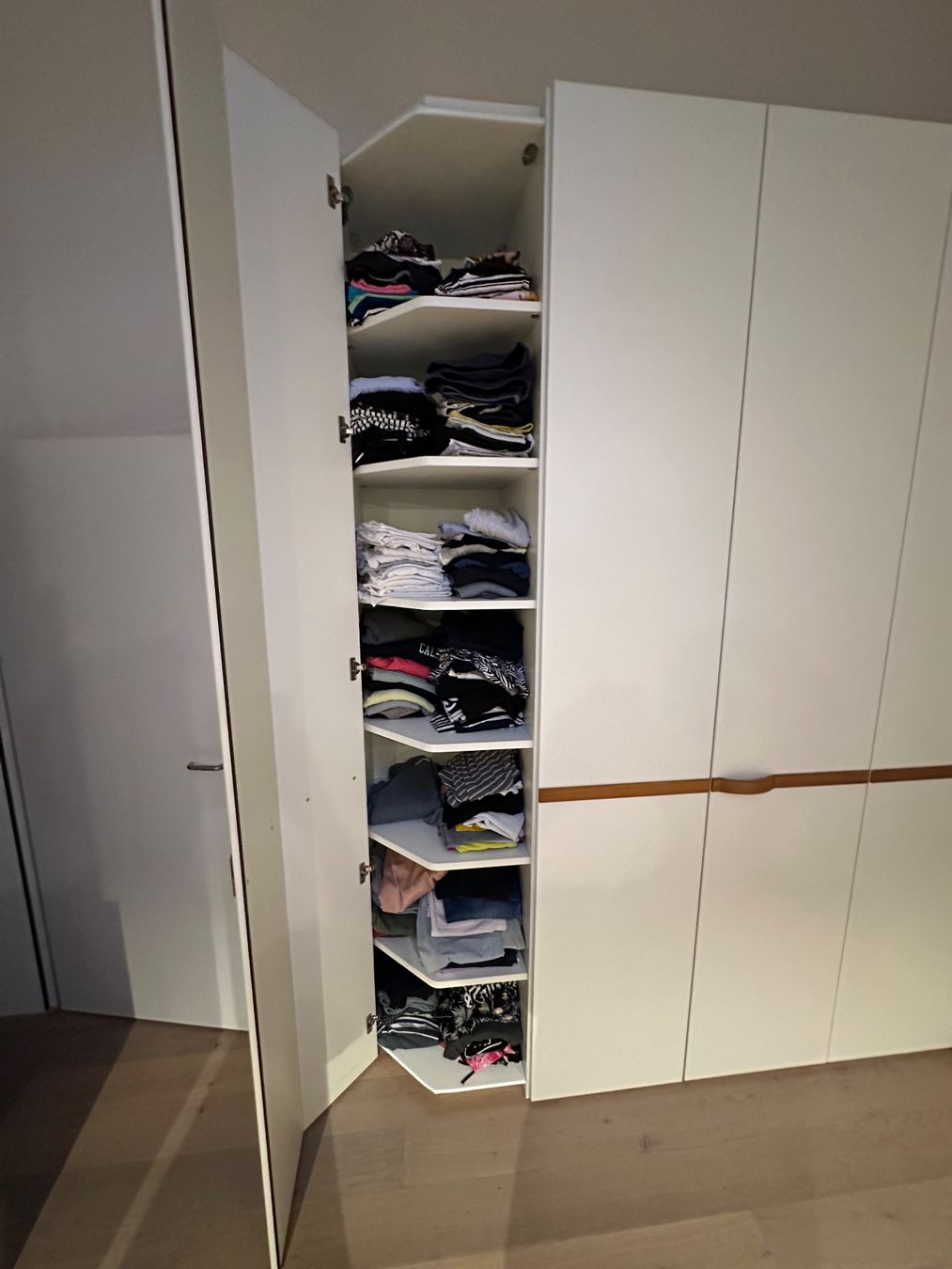Hülsta Armadi: grosser Eck-Kleiderschrank von Hülsta – Usato da Uster venduto da Manuel.Bredol 1