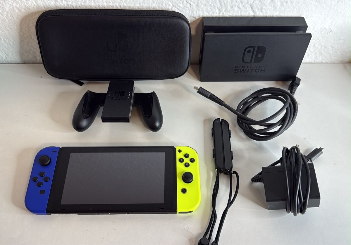Nintendo Console: Nintendo Switch Neon Blue/Red Console Bundle 🌼🦋 – Usato da Ehrendingen venduto da bubulence