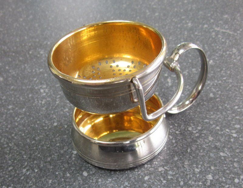 Elettrodomestici da cucina: Teebeutelhalter / Sieb mit Tropfschale aus Metall – Usato da Bischofszell venduto da raika 2