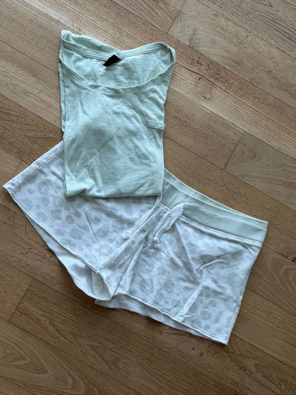 Negligees & Pyjamas: Mintfarbener Sommer Pyjama, Shorts mit Leoprint, Gr. 40 – Gebraucht aus Horw von Muger3