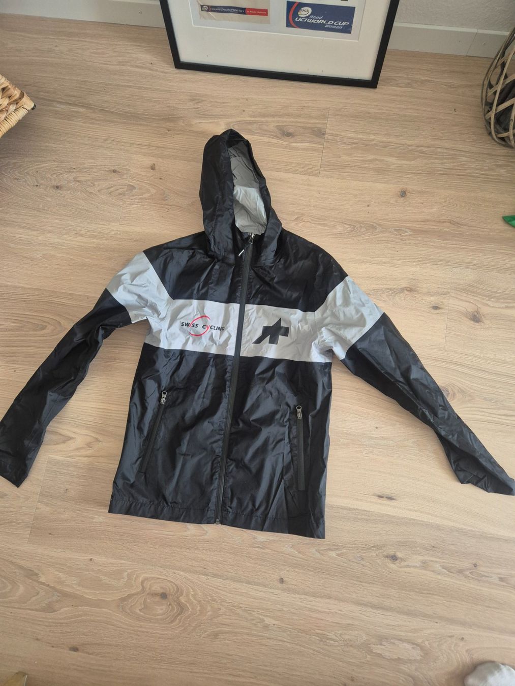 Assos Canottiere & Pantaloni: Regenjacke Swiss Cycling – Nuovo (secondo la descrizione) da Steinhausen venduto da des_zv87 1