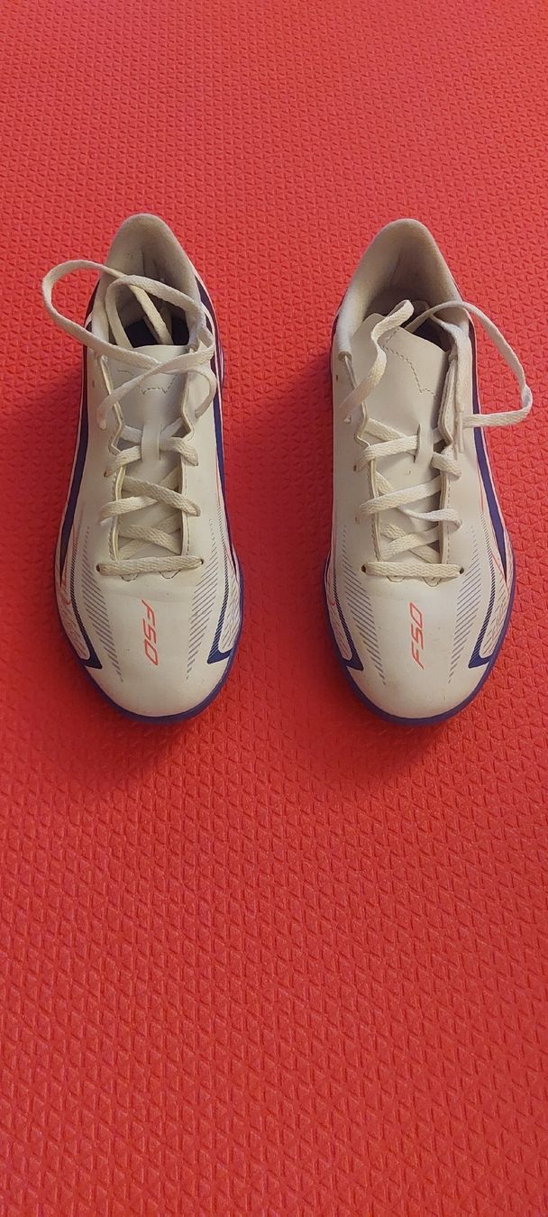 Adidas Chaussures garçon: Neue Adidas Fussballschuhe – Neuf (Voir description) à Binningen par Zelaya