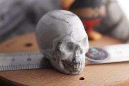 Howlith     Skull 40mm  –Edelsteinstube Rausverkauf