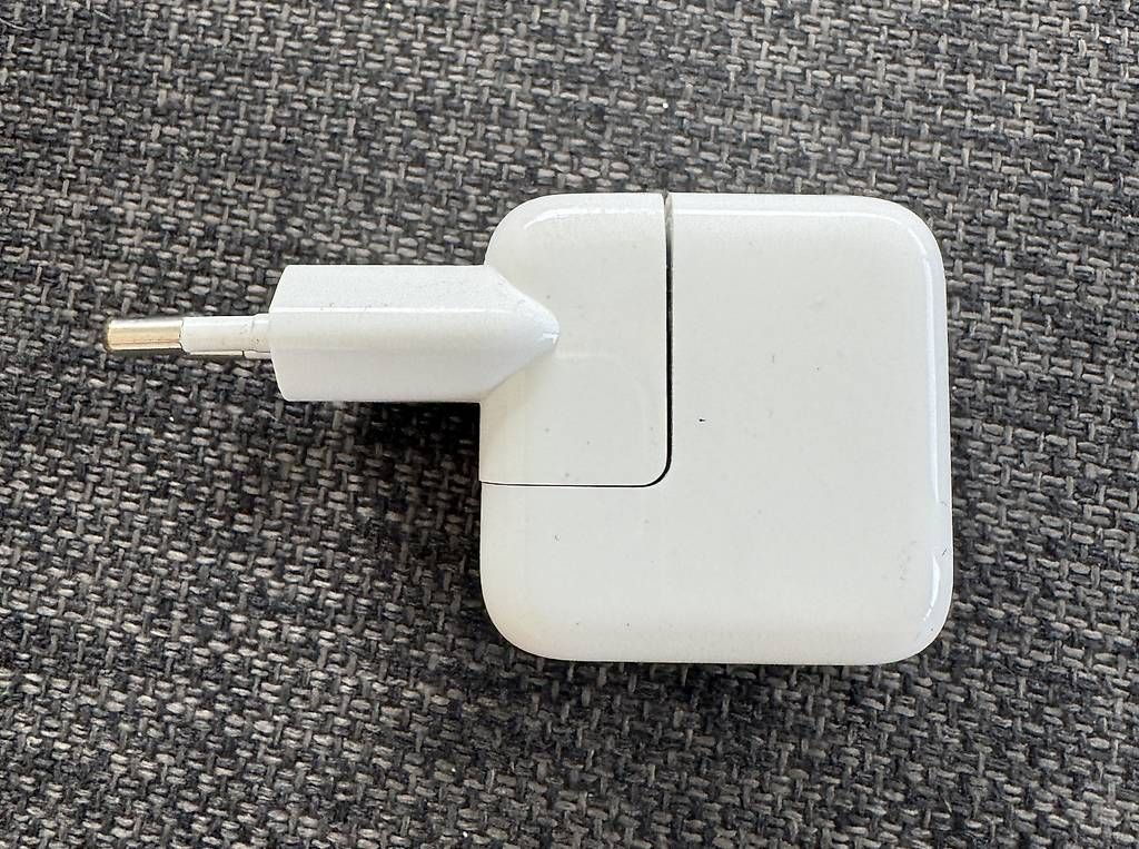 Apple Caricabatterie: Apple USB Ladegerät mit Kabel – Usato da Affoltern am Albis venduto da Rabbi002