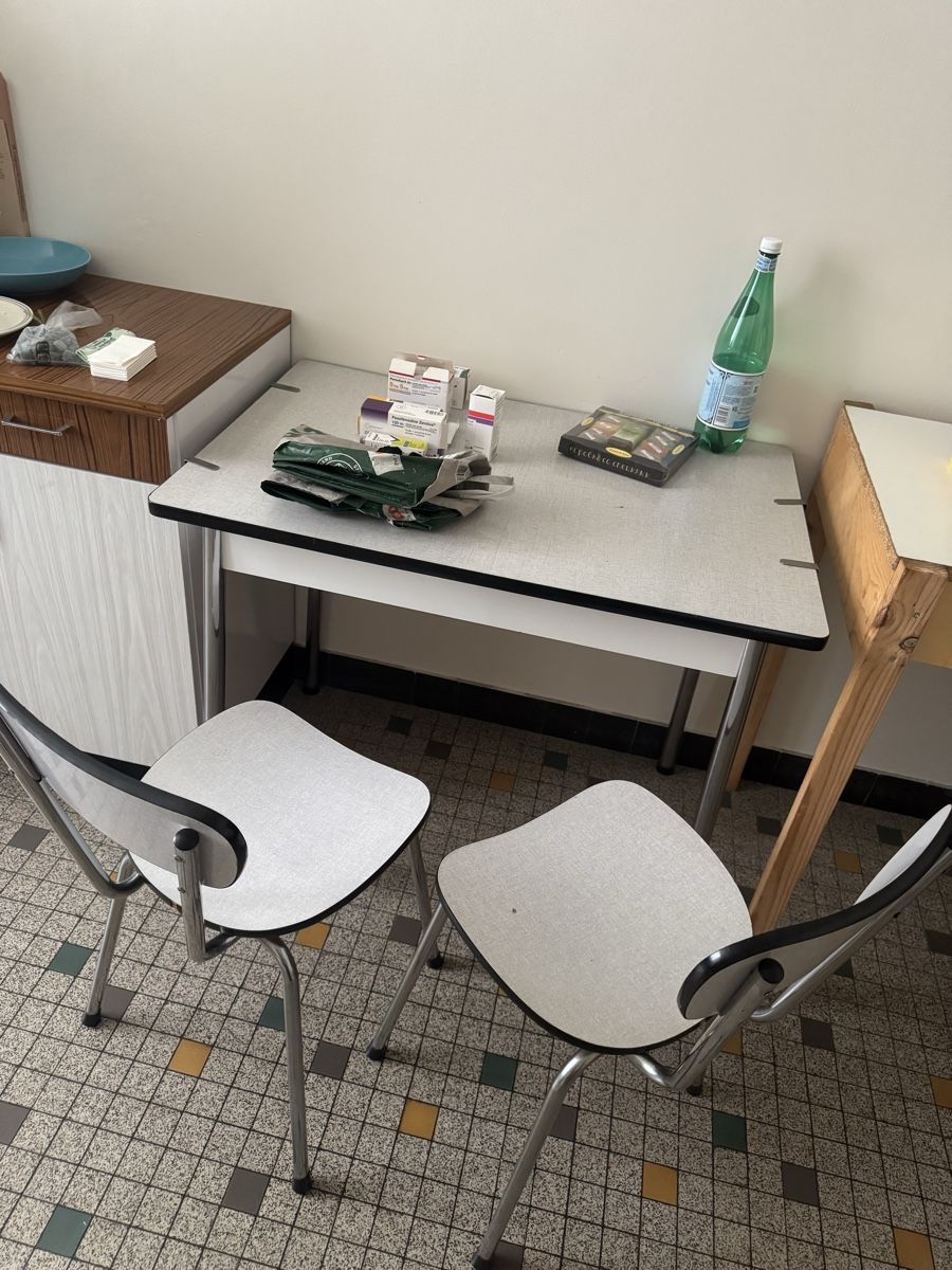 Set di tavolo e panche: Table + 2 chaise FORMICA – Usato da La Chaux-de-Fonds venduto da Andy_desousa