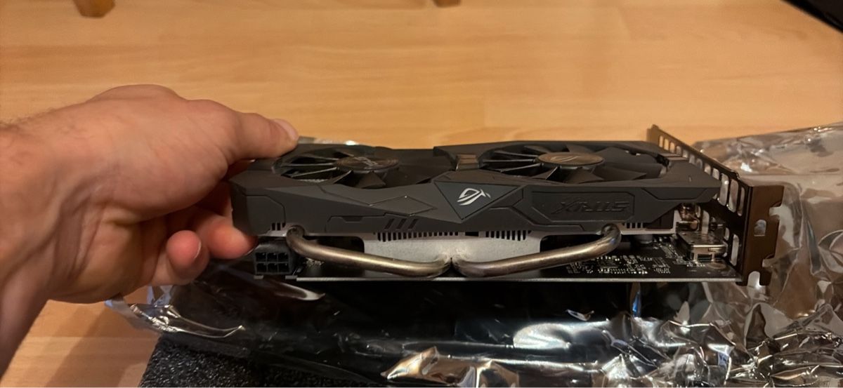 Asus Cartes graphiques: ASUS ROG Strix Radeon RX 560 O4G Gaming – D'occasion à Ponthaux par mab_y75k 1