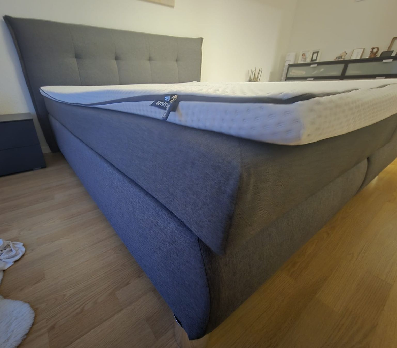 Emma Betten: Boxspringbett Grau mit Emma Topper – Gebraucht aus Rotkreuz von Zmili_369 1
