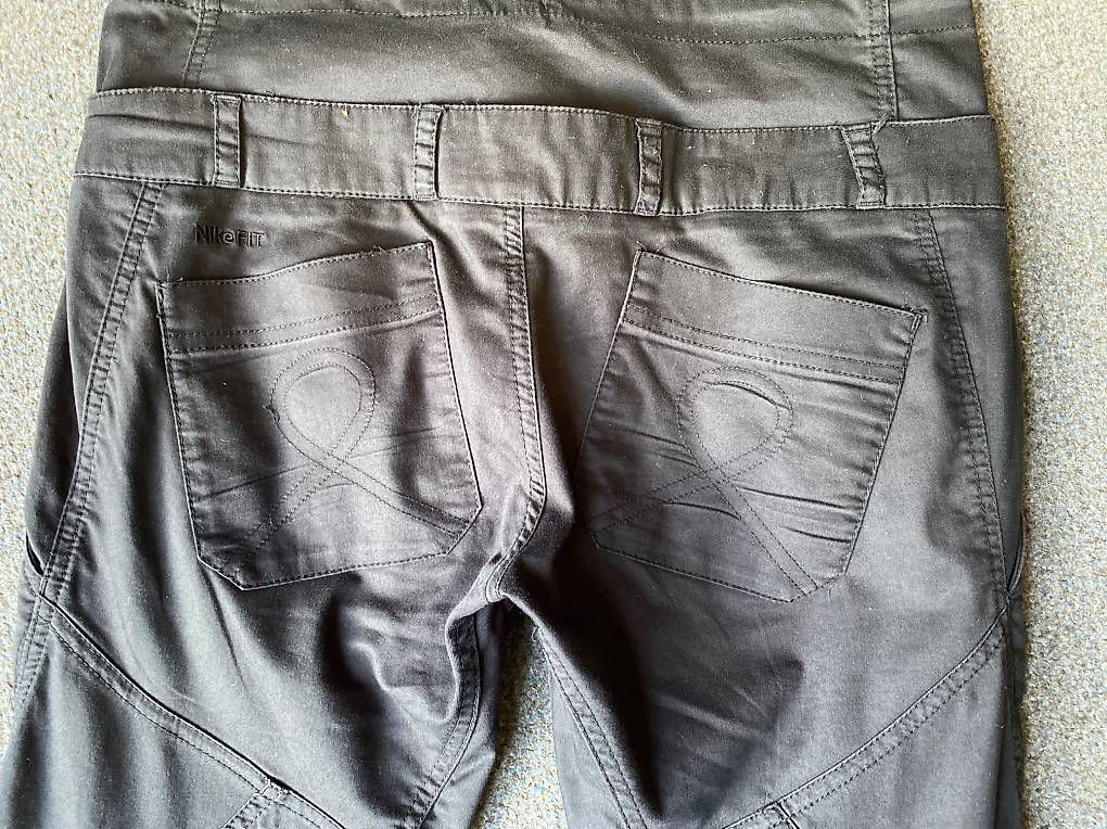 Pantaloni: NIKE fit DRY Trainerhose 36 – Usato da St. Gallen venduto da Konstanza 3