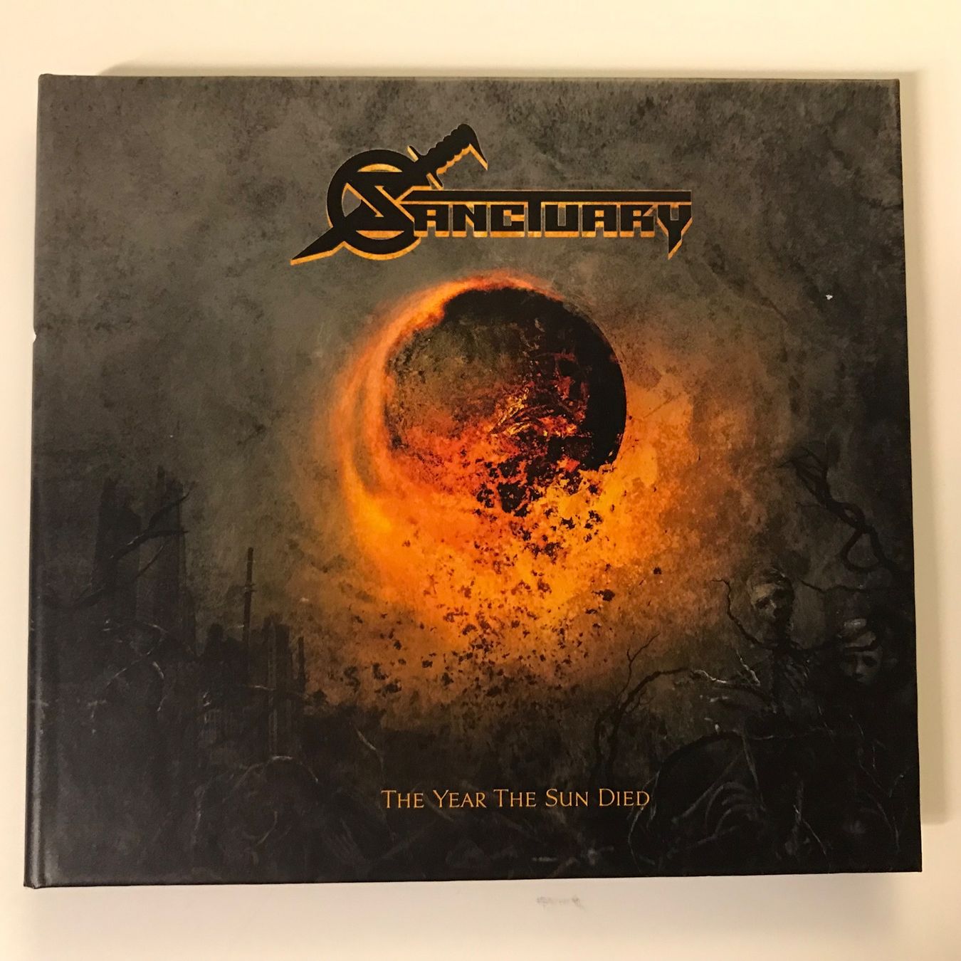 CDs: Sanctuary - The Year The Sun Died – Gebraucht aus Aesch BL von