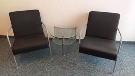 Kombination: 2 bequeme Stühle mit Club-Tisch 