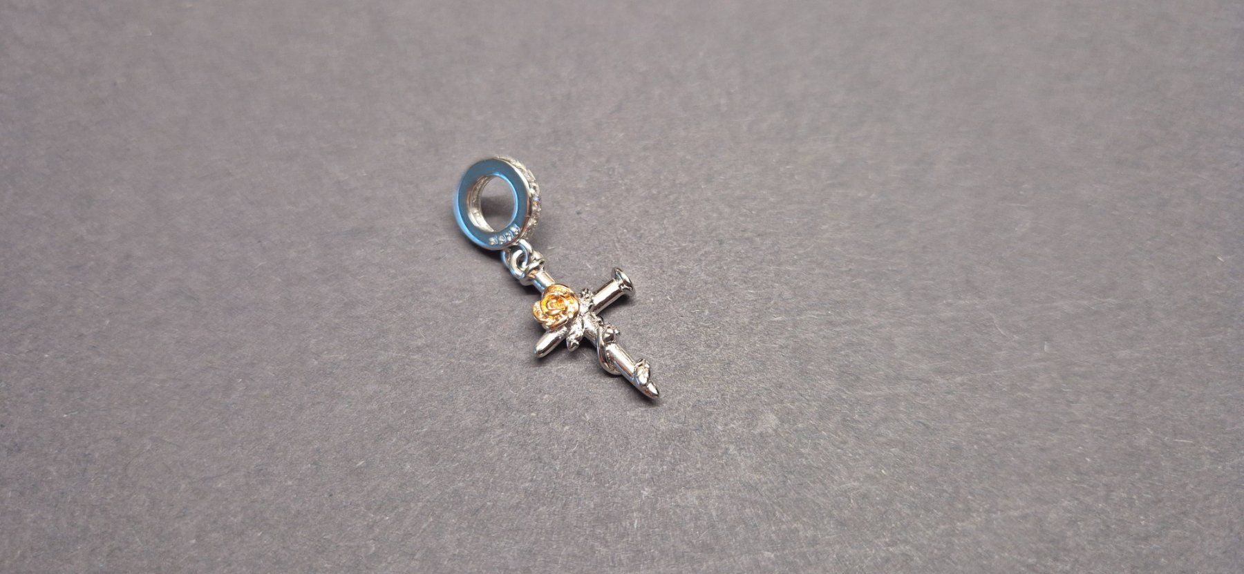 Anhänger: Silber Charm Kreuz mit Rose +Garantie – Neu (gemäss Beschreibung) aus Rotkreuz von Carbone_Bijou-Shop