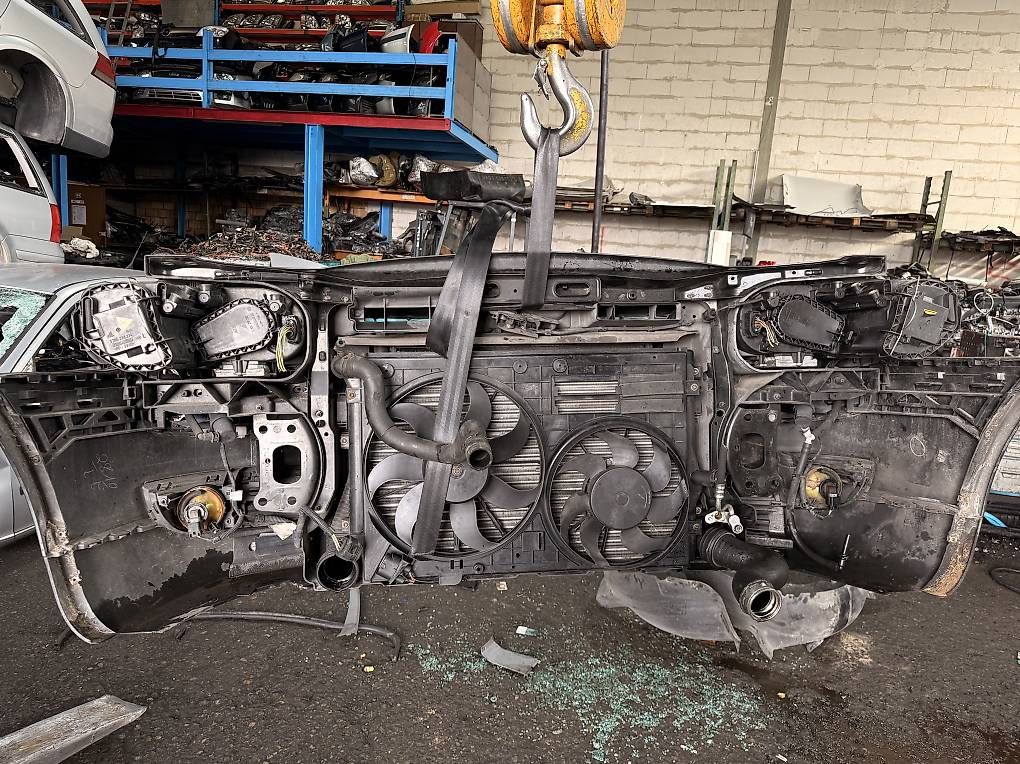 Tutti pezzi di ricambio auto: VW Touran Frontteile komplett  – Usato da Udligenswil venduto da Sch2s 3