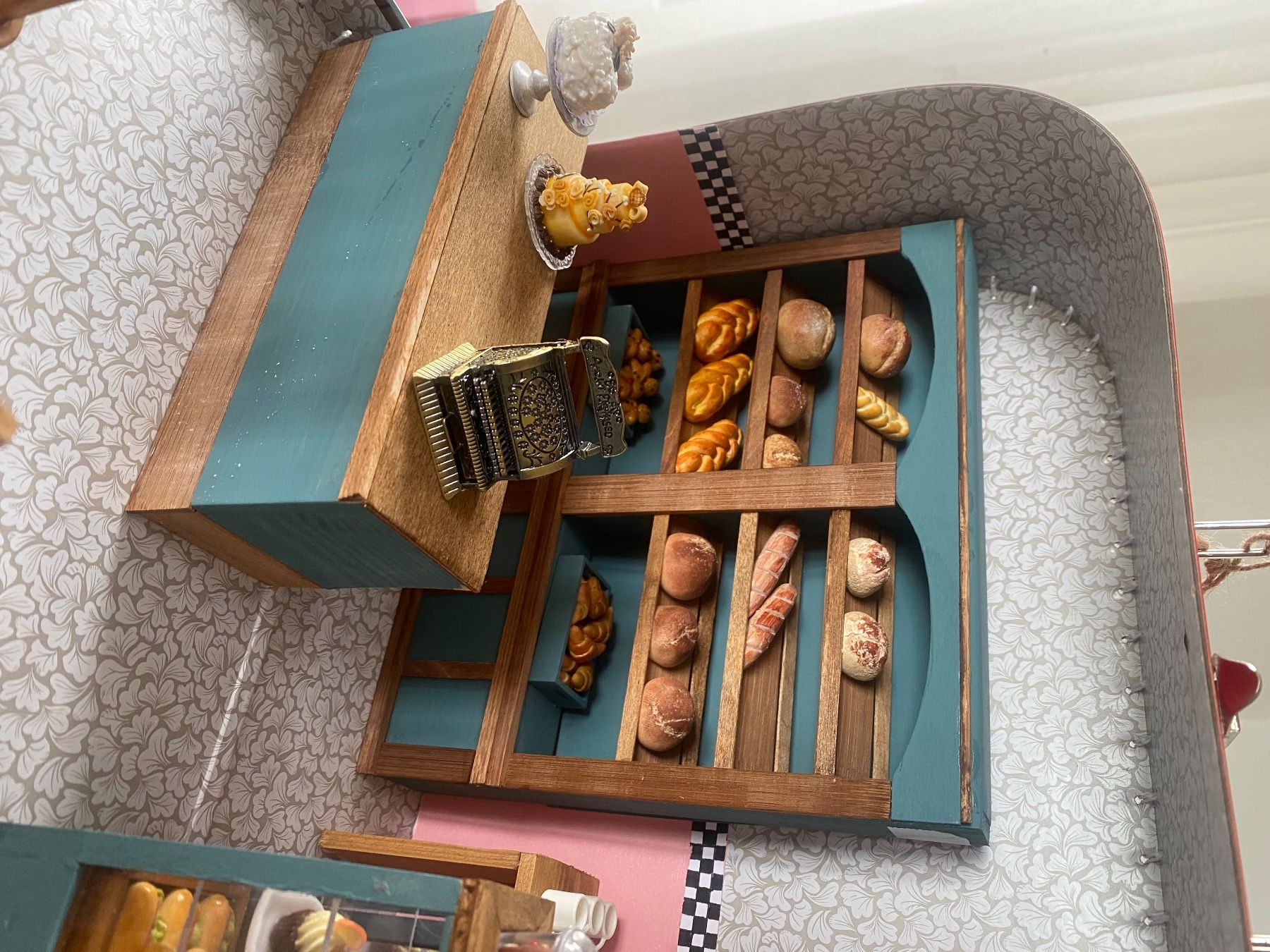 Puppenhäuser & -möbel: Wunderschöne Bäckerei im Köfferchen – Neu (gemäss Beschreibung) aus Walterswil SO von Weihnachtswichtel.ch 5