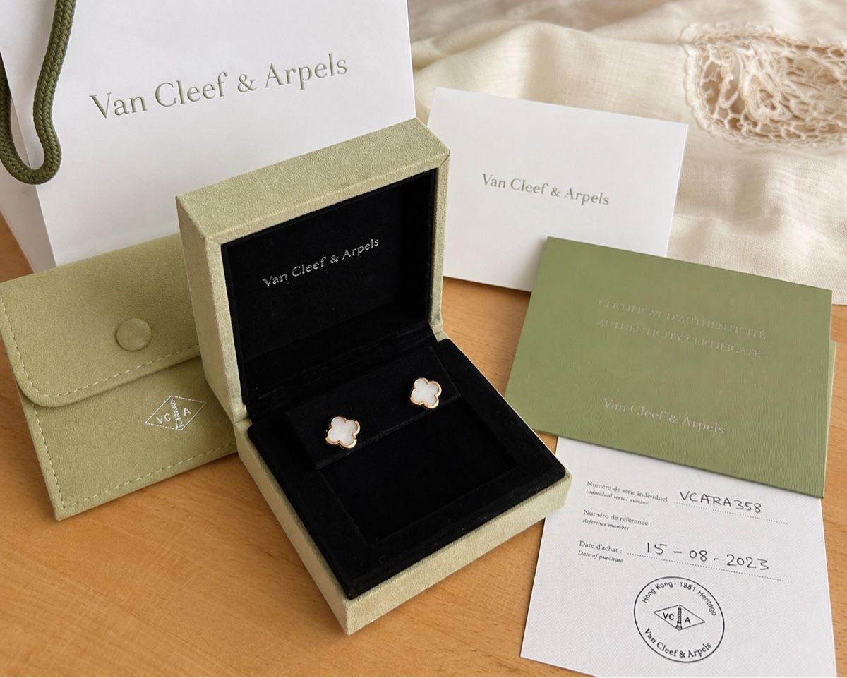 Ohrringe & -stecker: Original Van Cleef & Arpels Alhambra Ohrstecker mit Perlmutt – Gebraucht aus Bern von AndrewHM