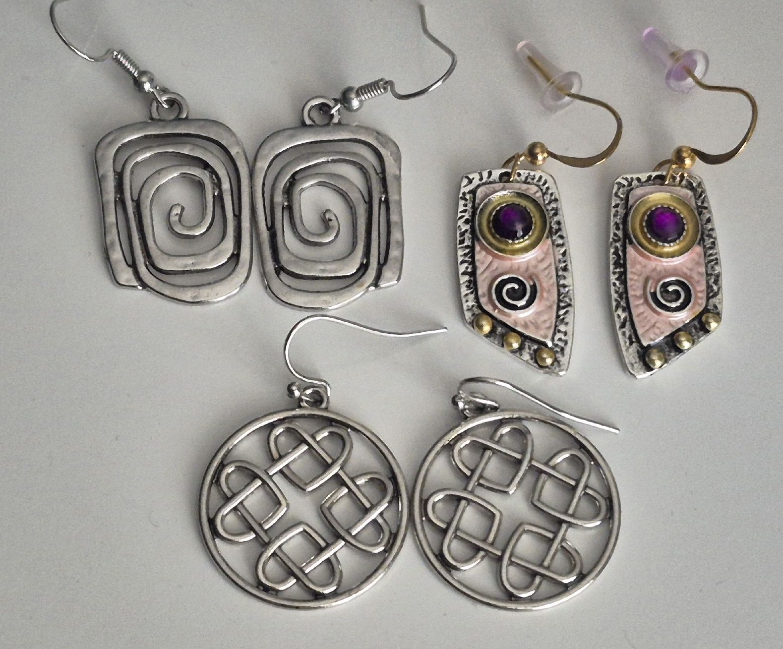Orecchini pendenti & Orecchini a lobo: Orecchini donna geometrici spirale e nodo celtico 3 set – Nuovo (secondo la descrizione) da Giubiasco venduto da Stefaniav