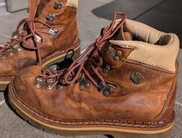 Vintage Swiss Alp Fantasy Leather Hiking Boots – size 39/40