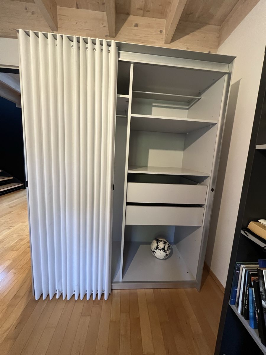 Armadi: Designer-Kleiderschrank grau, halbtransparente Textilfront – Usato da Eggersriet venduto da Rekapp 3