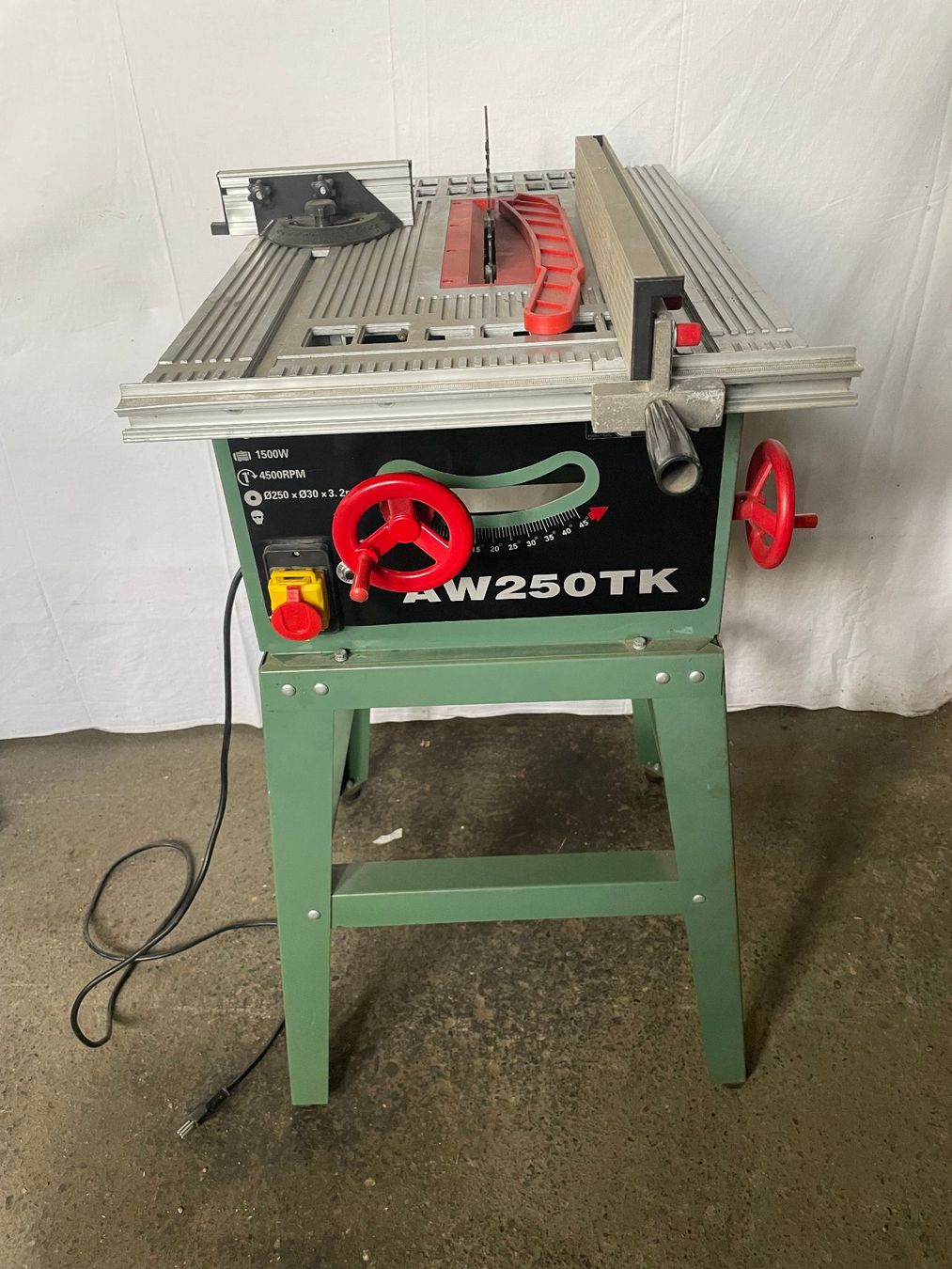 Toutes les machines: Scie circulaire de table – D'occasion à La Croix (Lutry) par netrajet