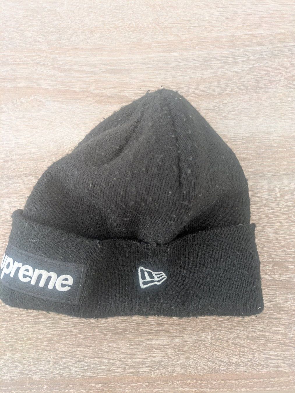 Supreme Copricapi, berretti & cappellini: Supreme New Era Black Beanie Hat Logo – Usato da Losone venduto da AlpineLayer 1