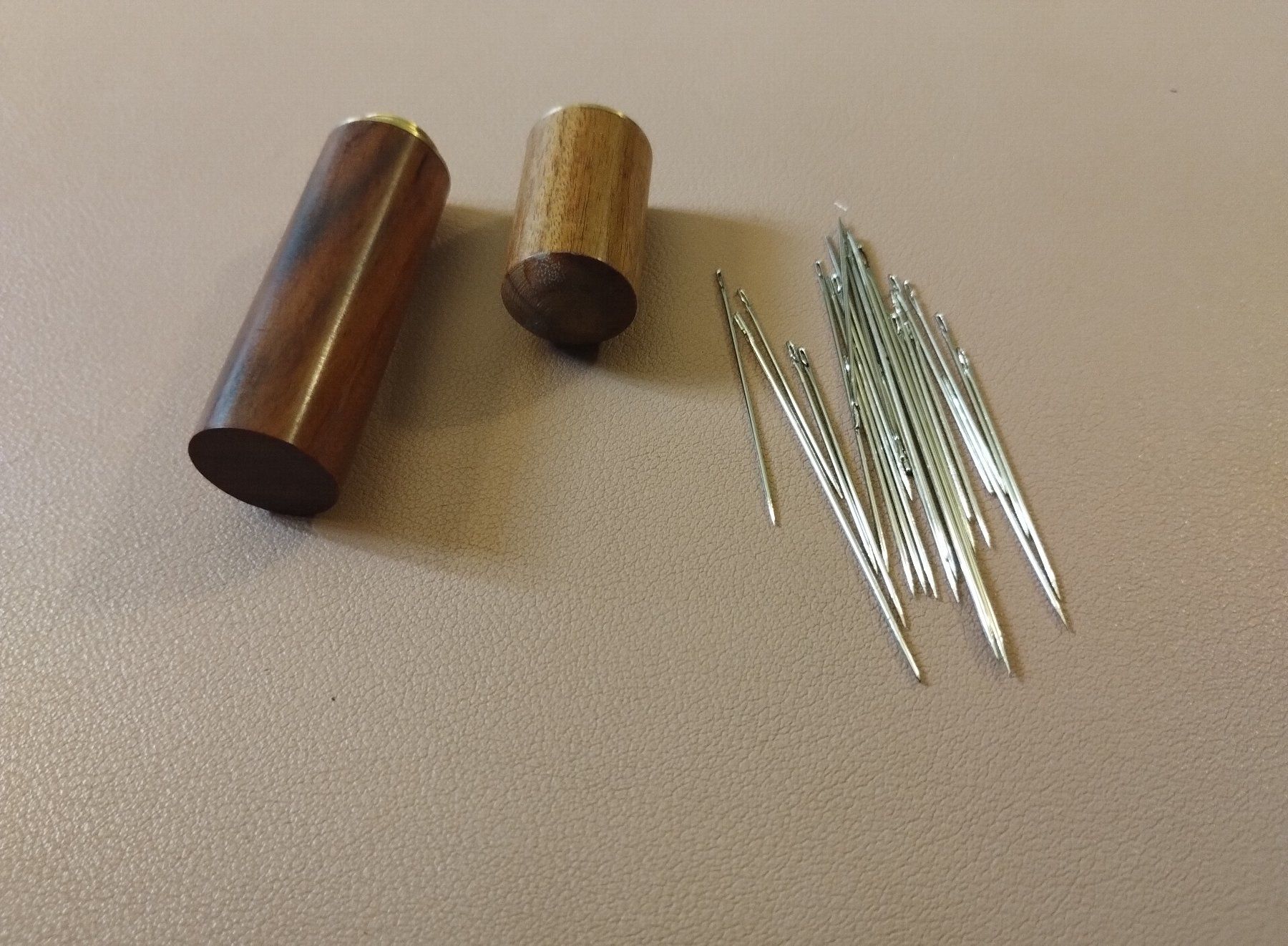 Nadeln: 10x Nähset Holzkiste mit 30 großen Nadeln - kit de couture – Neu (gemäss Beschreibung) aus Bussigny von NATURALO