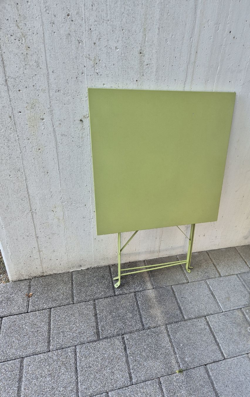 Set di tavolo e panche: Garten/Balkon Tisch mit 2 Stühlen – Usato da Effretikon venduto da fridolina01 1
