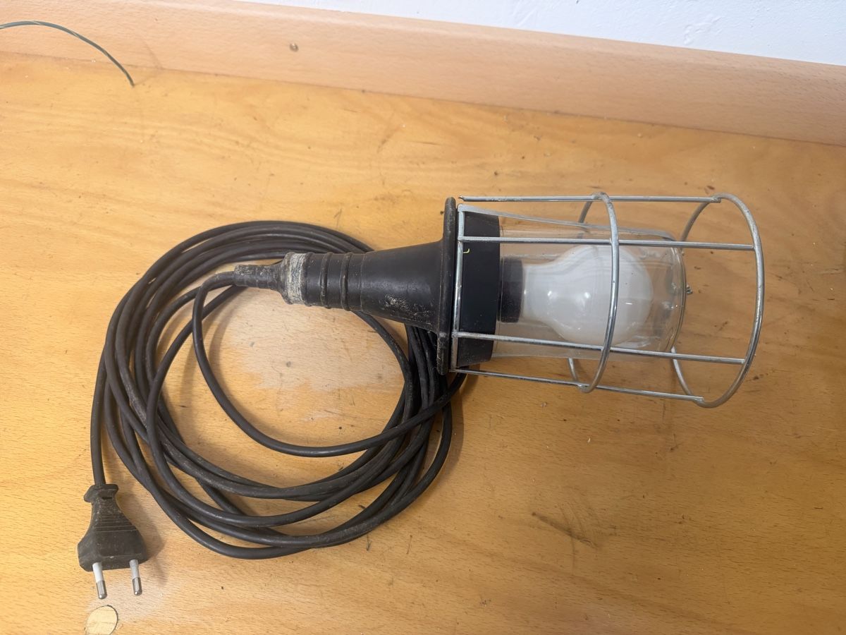 Lampen: Baustrahler mit Drahtkorb und Kabel gebraucht – Gebraucht aus Niedergösgen von And-y